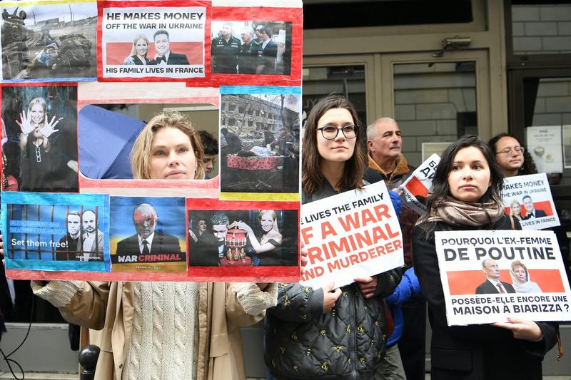 Manifestaţie la Paris pentru impunerea de sancţiuni împotriva soţiei unui oficial rus, Foto: Bertrand GUAY / AFP / Profimedia