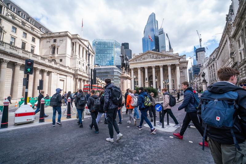 Britanici plimbandu-se prin fata Bancii Angliei, Foto: Amer Ghazzal / Shutterstock Editorial / Profimedia