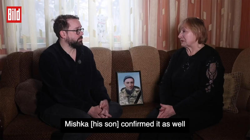 Mama lui Oleksandr Matsievski si portretul fiului sau, Foto: Giorgos Moutafis / WillWest News / Profimedia