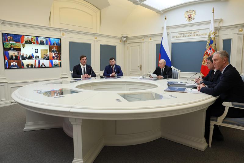 Președintele rus Vladimir Putin, flancat de șefii numiți de Moscova în Herson si Zaporojia, Vladimir Saldo si Evgeny Balitki, liderul separatist Donetk Denis Pusilin si liderul separatist din Lugansk Leonid Pasechnik, Foto: Gavriil Grigorov / AFP / Profimedia Images