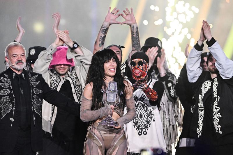 Loreen, care a reprezentat Suedia, tinand in maini trofeul Eurovision 2023, Foto: Oli SCARFF / AFP / Profimedia