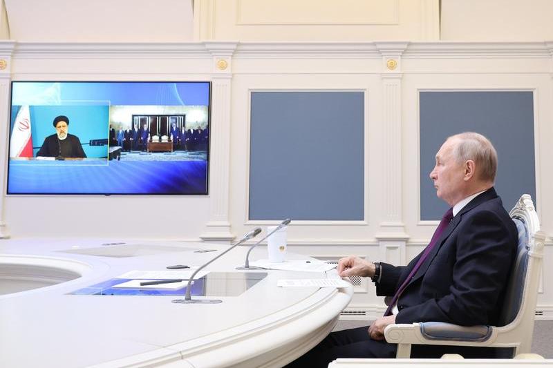 Vladimir Putin și Ebrahim Raisi au semnat un acord privind construcția căii ferate Rasht-Astara prin legătură video la Kremlin, Foto: Mihail Klimentyev / Sputnik / Profimedia