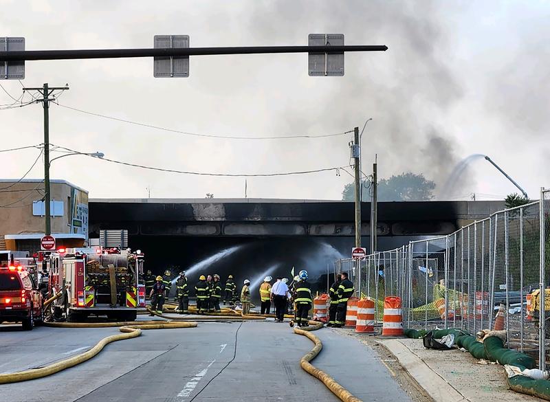 Pompierii incearca sa stinga incendiul dupa ce un camion cu titei a luat foc. O portiune a unei autostrazi suspendate s-a prabusit dupa incendiu, Foto: Philadelphia Fire Department / AP / Profimedia