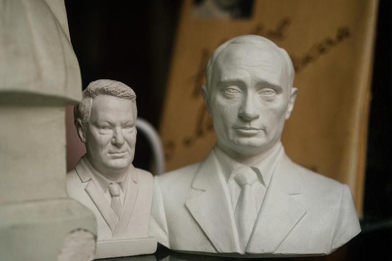 Bust al lui Vladimir Putin alaturi de unul al fostului presedinte Boris Eltin, Foto: Dimitar DILKOFF / AFP / Profimedia