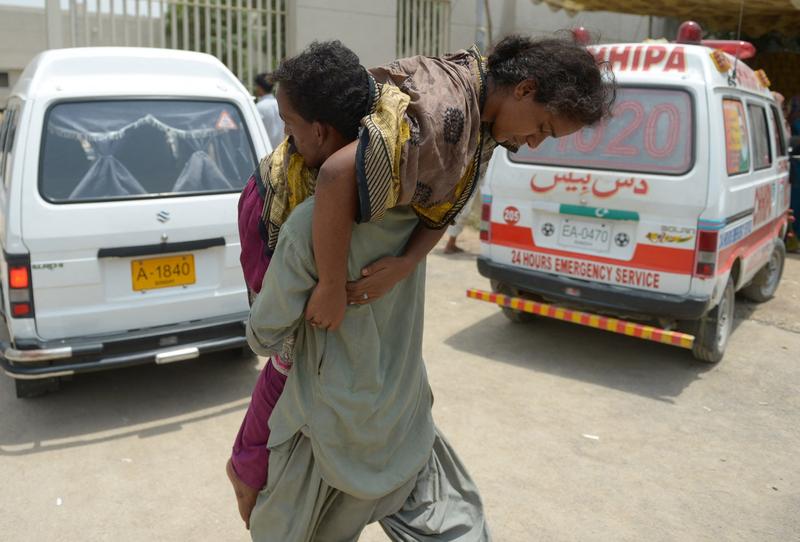Femeie adusa la spital din cauza insolatiei in Pakistan, Foto: Rizwan Tabassum / AFP / Profimedia Images