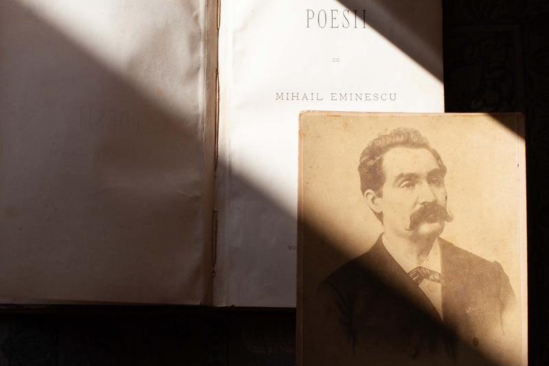 Ultima fotografie a poetului Mihai Eminescu și ediția princeps „Poesii”, Foto: Artmark