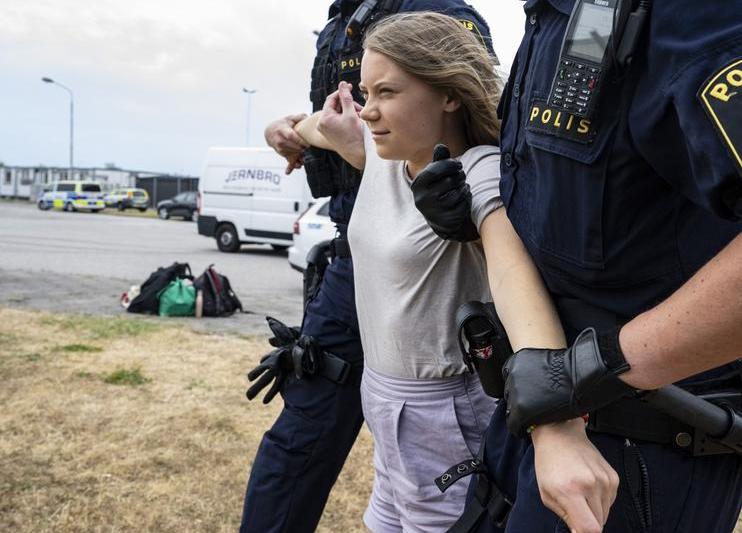 Greta Thunberg, ridicată de poliție în timpul unui protest la Malmo, Foto: Johan Nilsson/TT / Shutterstock Editorial / Profimedia