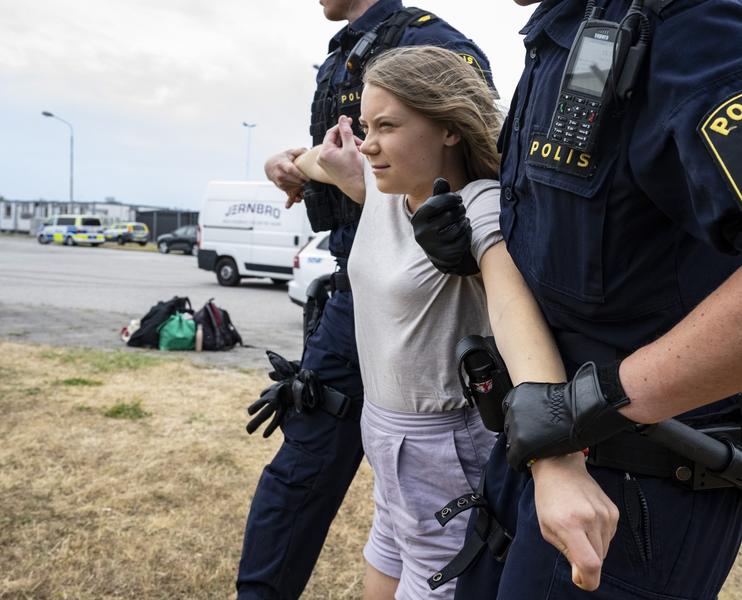 Greta Thunberg, ridicată de poliție în timpul unui protest la Malmo, Foto: Johan Nilsson/TT / Shutterstock Editorial / Profimedia