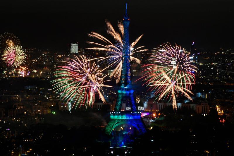 artificii în Franta de Ziua Bastiliei, Foto: JULIEN DE ROSA / AFP / Profimedia