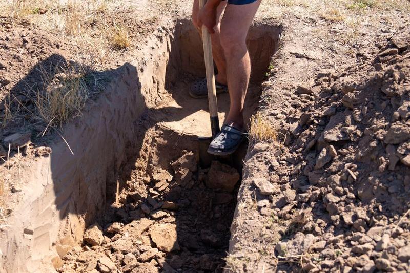 un barbat din Pakistan prins de politie in timp sapa o groapa pentru sotia pe care o omorase, Foto: Roman Budnyi / Alamy / Alamy / Profimedia