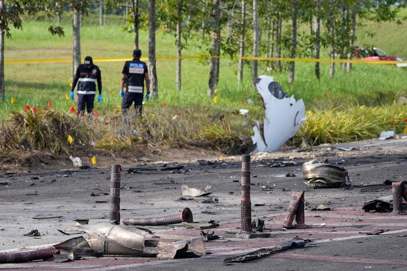 ​Un avion de mici dimensiuni s-a prăbuşit pe o şosea în Malaezia, Foto: Vincent Thian / AP / Profimedia