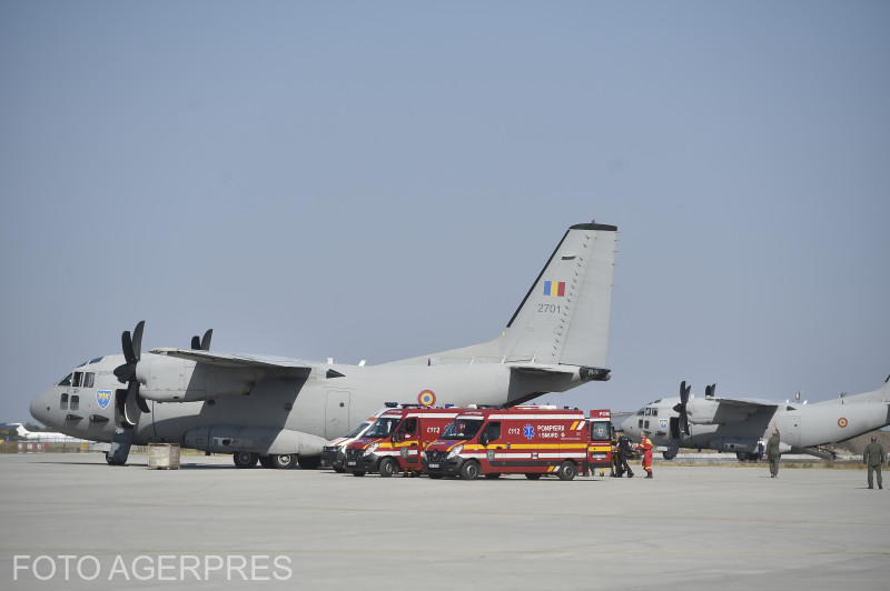 Pacienți transportați cu o aeronavă C-27J Spartan, Foto: Agerpres