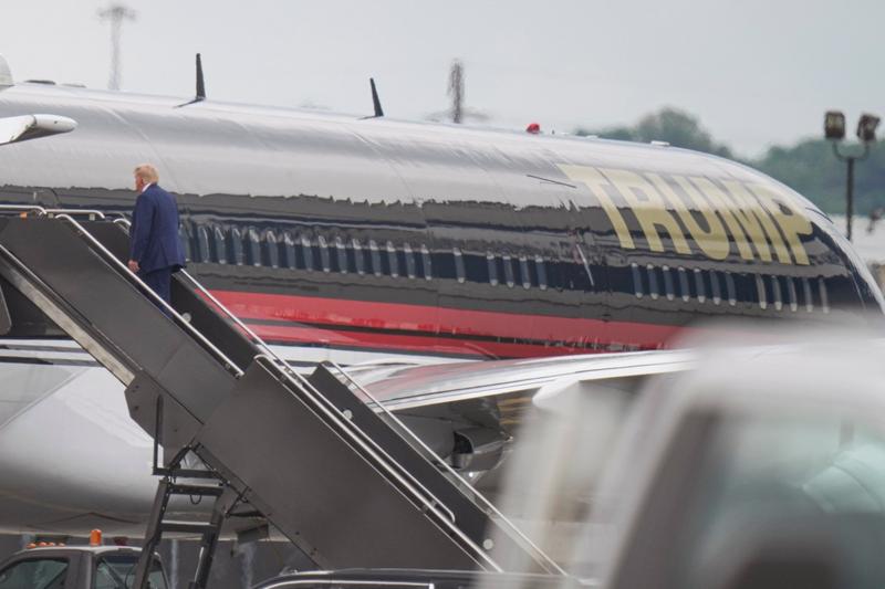 Donald Trump urcă la bordul „Trump Force One” pentru a se deplasa la tribunalul din Washington, Foto: Seth Wenig / AP / Profimedia