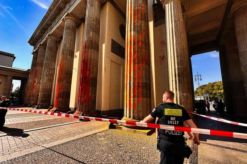 Ecologiștii de mediu au vopsit cu spray portocaliu poarta Brandenvurg din Berlin, Foto: Paul Zinken / DPA / Profimedia