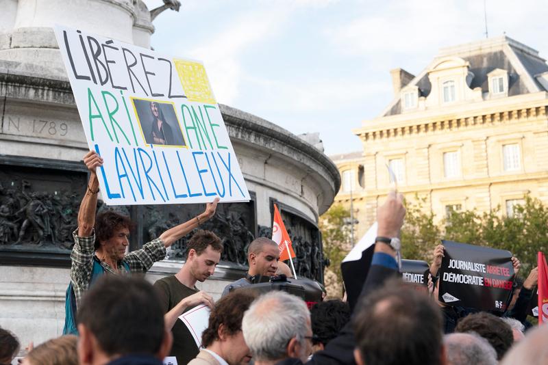 Mai multe persoane s-au adunat la Paris pentru a cere eliberarea jurnalistei Ariane Lavrilleux, Foto: Fiora Garenzi / AFP / Profimedia