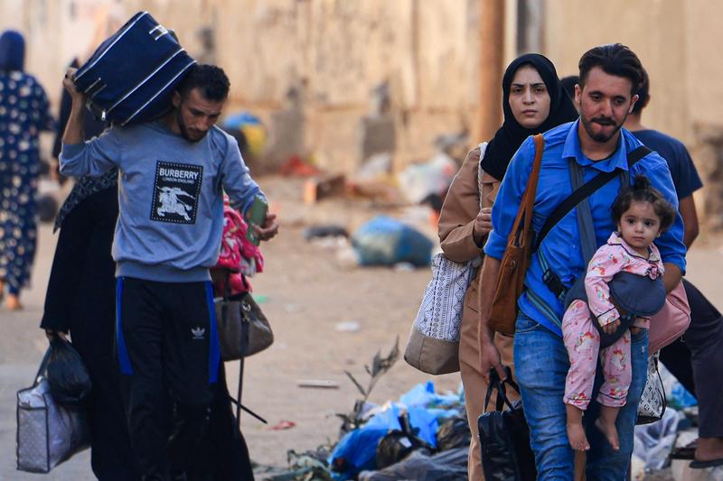 Palestinieni părăsindu-și locuintele și mutându-se în sud, Foto: Mahmud HAMS / AFP / Profimedia Images