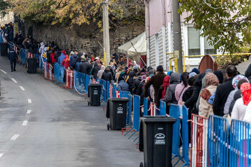 Credincioșii care stau la rând pentru a ajunge la moaștele Sfintei Cuvioase Parascheva , Foto: Inquam Photos / Casian Mitu