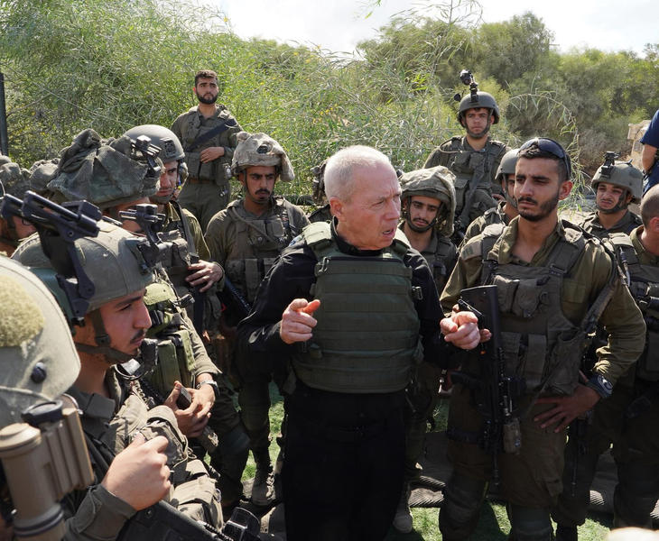 Ministrul israelian al apărării Yoav Gallant, împreună cu soldați de lângă Fâșia Gaza, Foto: Ariel Hermoni/Israel Mod / Zuma Press / Profimedia