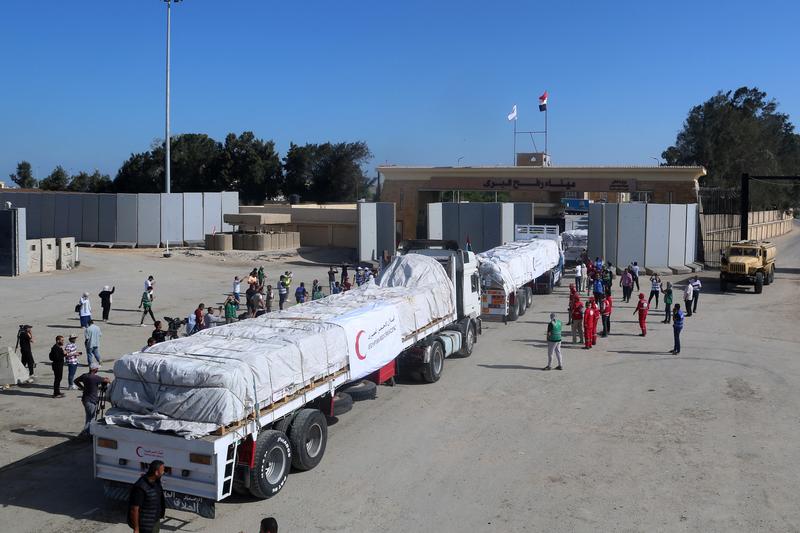 Camioane cu ajutoare pentru Gaza la granița Rafah cu Egiptul, Foto: Mohammed Assad / AFP / Profimedia