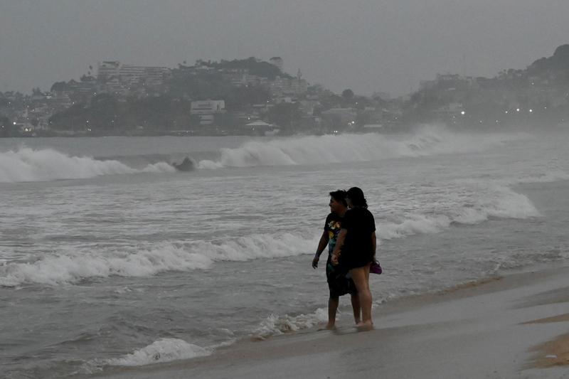 Oameni pe plajă după alerta de uragan în Acapulco, statul Guerrero, Mexic, pe 24 octombrie 2023, Foto: RANCISCO ROBLES / AFP / Profimedia