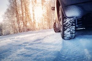 Mașină pe drum cu zăpadă, Foto: DreamsTime