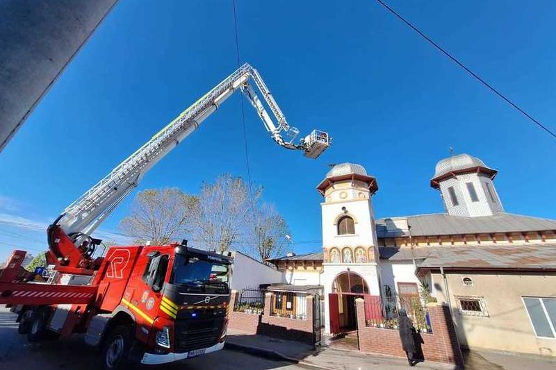 Crucea unei biserici din Constanţa, rupta de vant, Foto: ISU Dobrogea