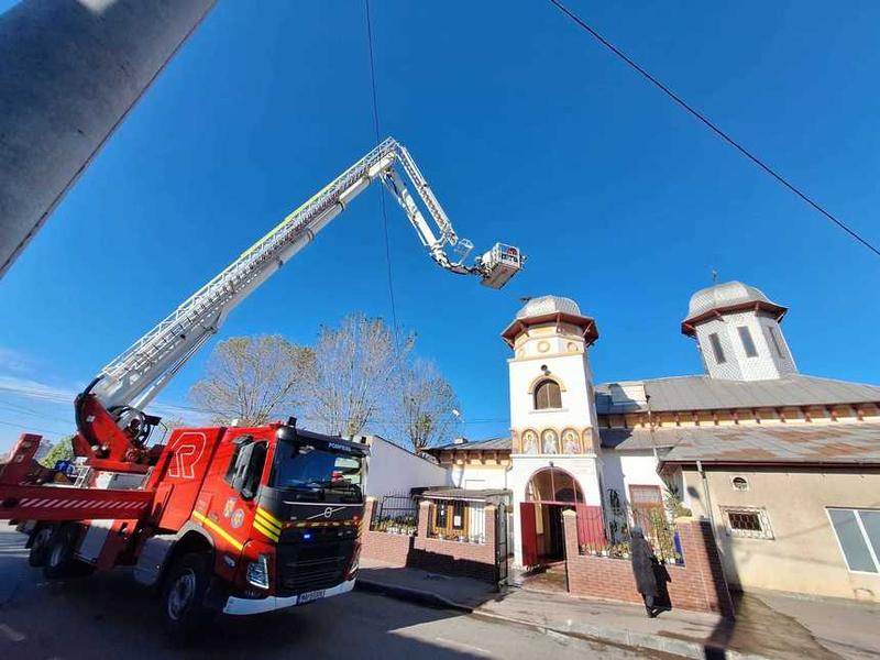 Crucea unei biserici din Constanţa, rupta de vant, Foto: ISU Dobrogea