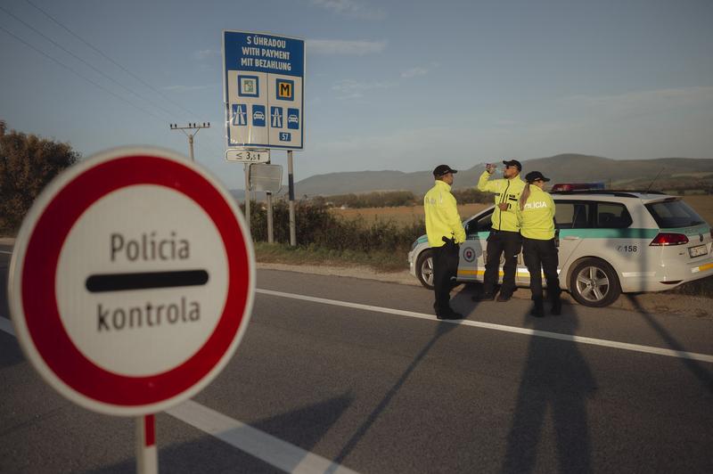 Punct de control la frontiera dintre Slovacia si Ungaria, Foto: Robert Nemeti / AFP / Profimedia