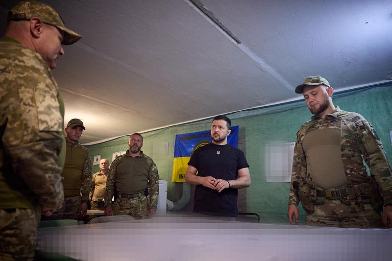 Volodimir Zelenski, în vizită pe front, discutând cu Oleksandr Tarnavski, şeful comandamentului militar „Tavria”, Foto: Ukraine Presidency via Bestimage / Bestimage / Profimedia