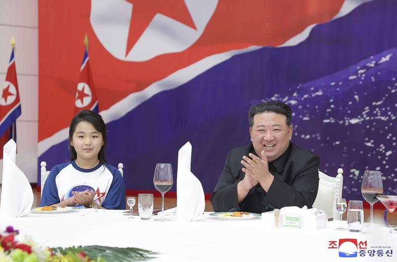 Kim Jong Un alaturi de fiica sa, Ju Ae, Foto: KCNA via KNS / AP / Profimedia