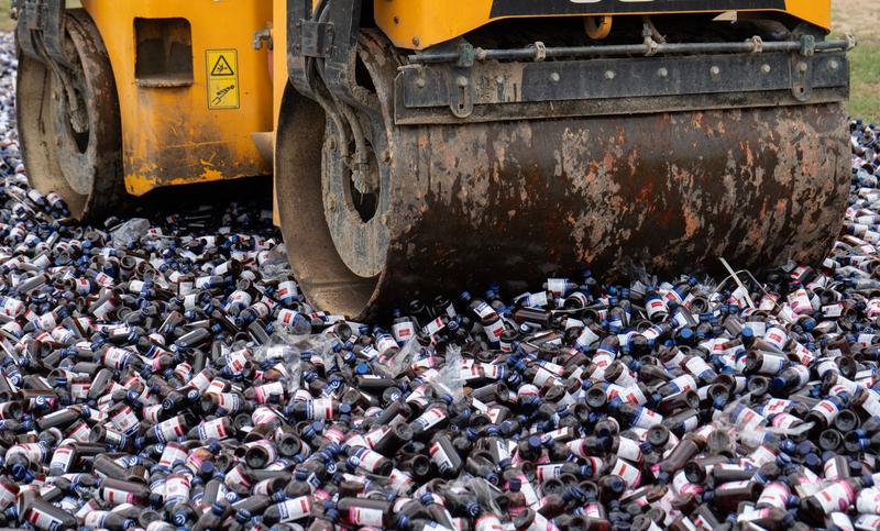 Sticle de sirop de tuse distruse in India, Foto: David Talukdar-NurPhoto / Shutterstock Editorial / Profimedia Images