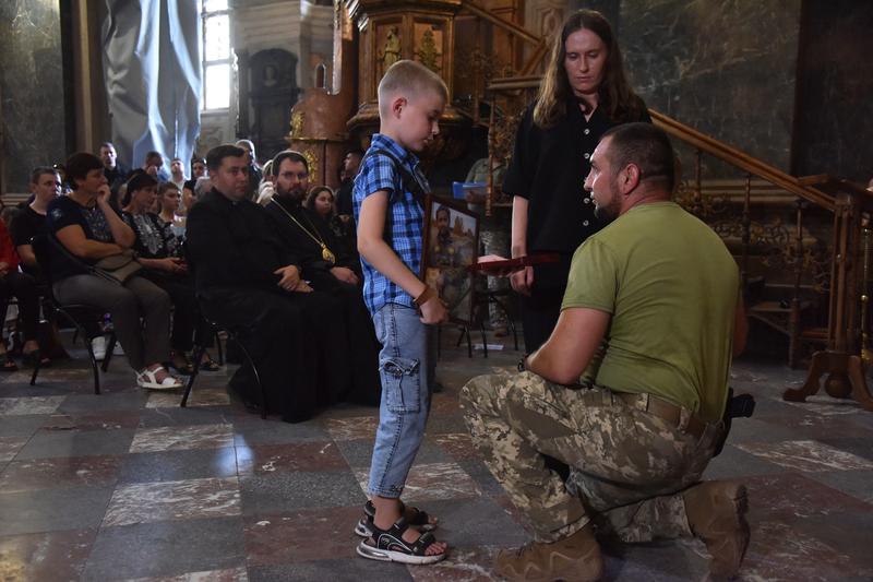 Soldat ucrainean alaturi de familia sa, Foto: Pavlo Palamarchuk / AFP / Profimedia Images