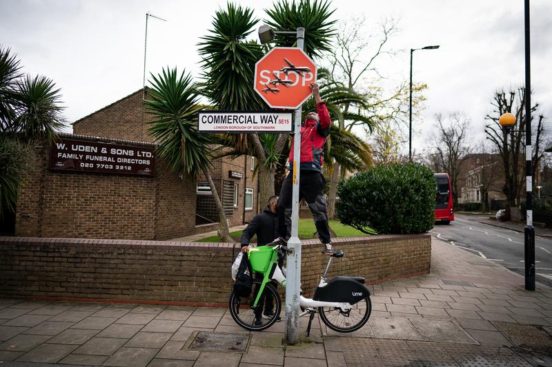 O lucrare a lui Banksy pe un indicator rutier care infatiseaza trei drone a fost luata de pe o strada din Londra, Foto: Aaron Chown / PA Images / Profimedia