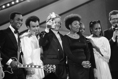 Producătorul și compozitorul german Frank Farian, alăturii de membri Boney M, Foto: Karl-Heinz Kreifelts / AP / Profimedia