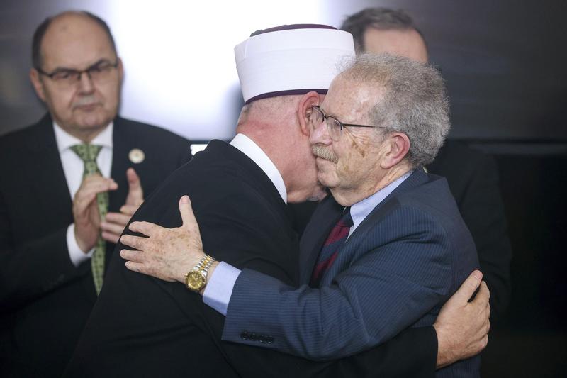 Husein Kavazovic, liderul religios al musulmanilor bosniaci, și Menachem Rosensaft, consilier general emerit al Congresului Mondial Evreiesc, la Centrul Memorial din Srebrenica, Foto: Armin Durgut / AP / Profimedia