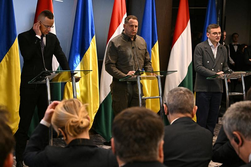 Peter Szijjarto, Andrii Iermak si Dmitro Kuleba, Foto: ATTILA KISBENEDEK / AFP / Profimedia