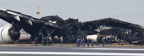 Epava avionului Japan Airlines care a luat foc pe aeroportul Haneda din Tokyo, Foto: Koki Kataoka / AP / Profimedia