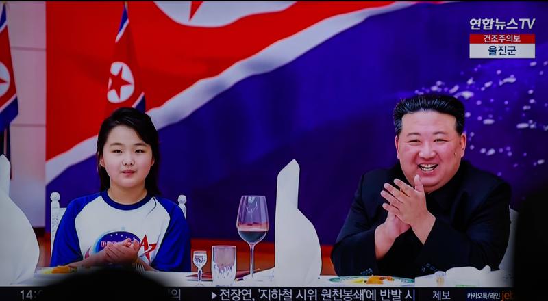 Kim Jong Un și fiica sa, al cărei nume ar fi Kim Ju Ae, Foto: SOPA Images / Sipa Press / Profimedia