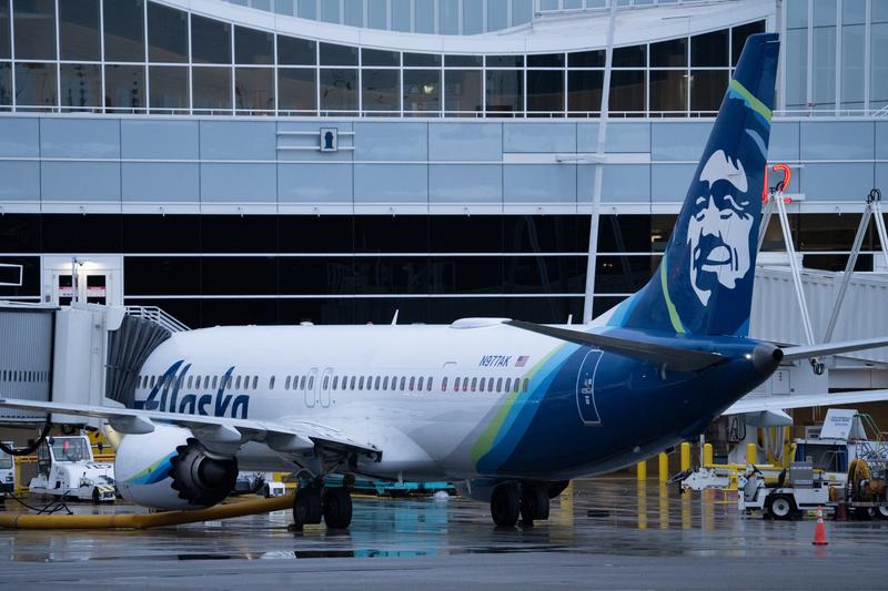 avion Alaska Airlines reținut la sol dupa ce fuselajul unei areronave Boeing 737 MAX a fost smulsa in timpul zborului, Foto: STEPHEN BRASHEAR / Getty images / Profimedia