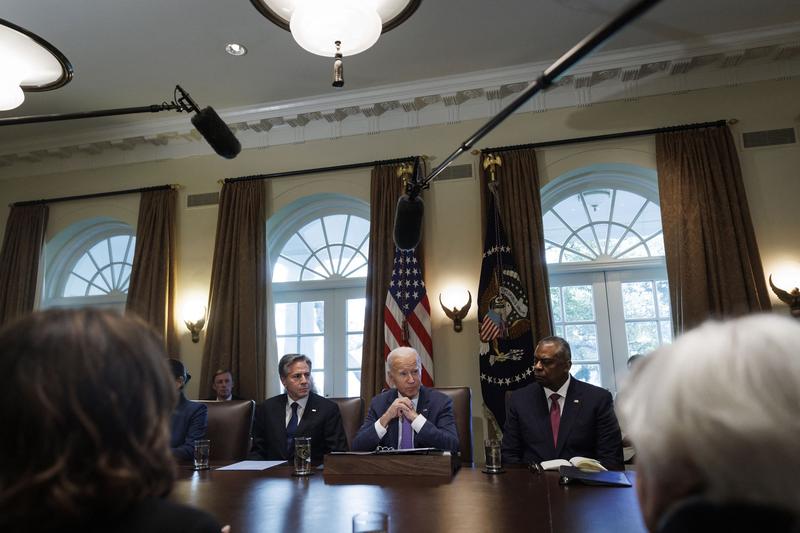 Presedintele Joe Biden alaturi de Lloyd Austin, seful Pentagonului (in dreapta sa), si secretarul sau de stat Antony Blinken, Foto: Ting Shen-Pool via CNP / The Mega Agency / Profimedia