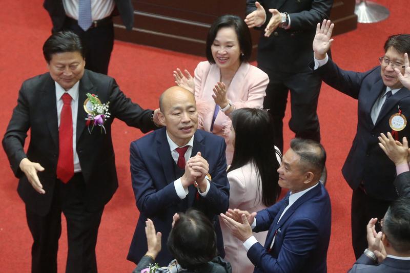 Han Kuo-yu (in centrul grupului de deputati), Foto: I-Hwa Cheng / AFP / Profimedia Images