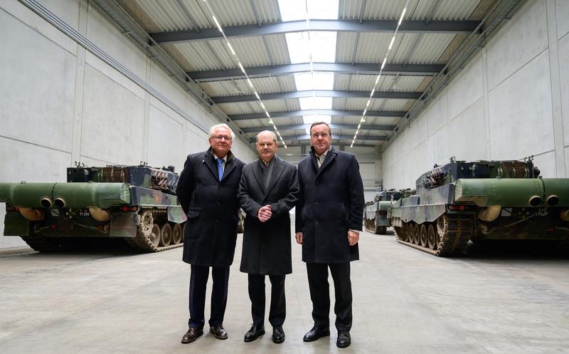 tancuri Leopard 2A4, Armin Papperger, CEO Rheinmetall, cancelarul Olaf Scholz si ministrul german al Apararii Boris Pistorius, Foto: PHILIPP SCHULZE / AFP / Profimedia