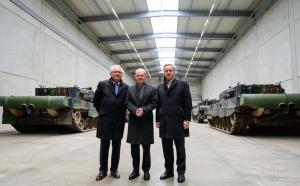 tancuri Leopard 2A4, Armin Papperger, CEO Rheinmetall, cancelarul Olaf Scholz si ministrul german al Apararii Boris Pistorius, Foto: PHILIPP SCHULZE / AFP / Profimedia