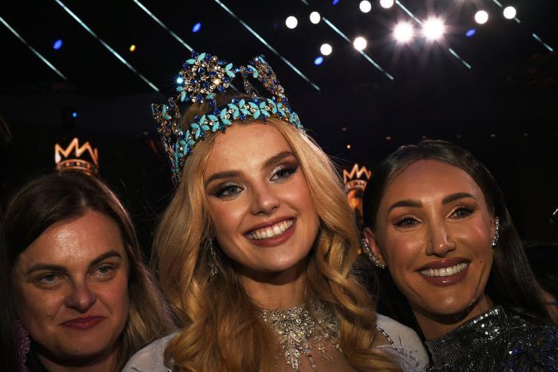 Krystyna Pyszkova din Republica Cehă după ce a fost încoronată Miss Lumea la Mumbai, India, pe 9 martie, Foto: Indranil Aditya/NurPhoto/Shutter / Shutterstock Editorial / Profimedia