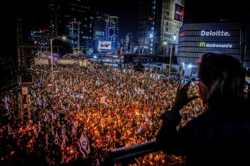 Protestatarii au aprins torțe în timpul unui protest la Tel Aviv. Zeci de mii de persoane au ieșit în stradă în tot Israelul în cel mai mare protest din 7 octombrie împotriva actualului guvern condus de Benjamin Netanyahu, Foto: Eyal Warshavsky / Zuma Press / Profimedia