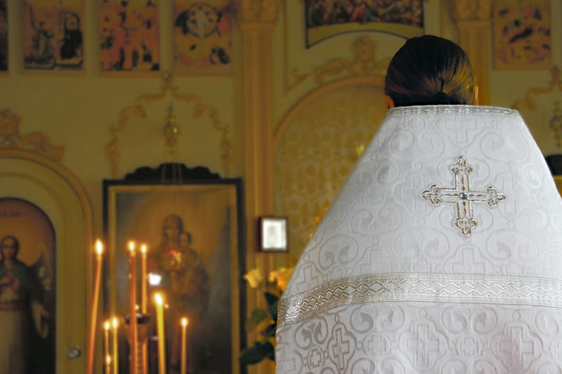 Preot într-o biserică ortodoxă, Foto: Elena Yakusheva | Dreamstime.com