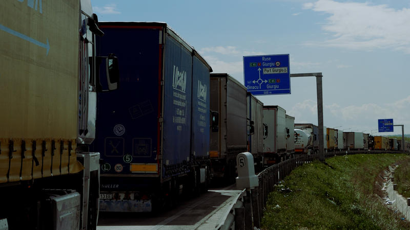 Coada de camioane de la Vama Giurgiu ajunge până la drumul naţional FOTO: Adi Iacob, Foto: Hotnews