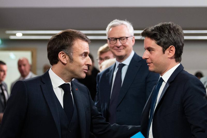 Presedintele Emmanuel Macron alaturi de ministrul finantelor Bruno Le Maire (fundal) si premierul francez Gabriel Attal, Foto: Jeanne Accorsini-Pool / Bestimage / Profimedia