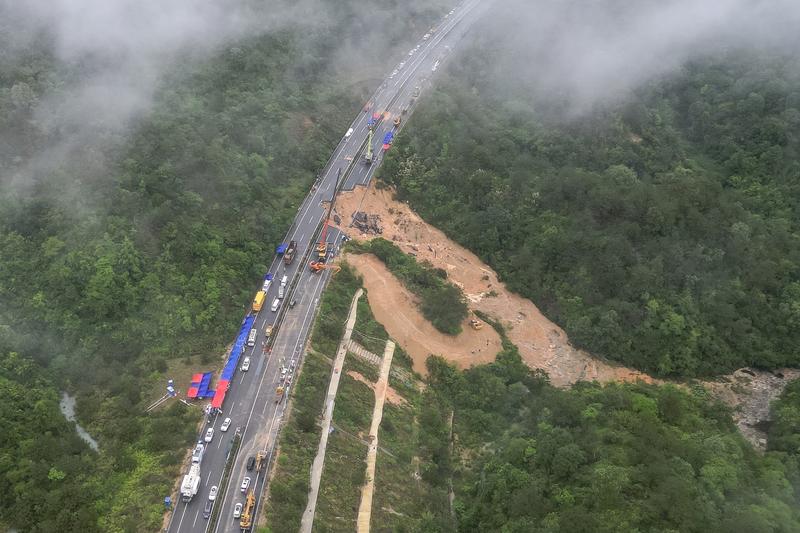 Porţiunea de autostradă surpată în sudul Chinei, Foto: CNS / AFP / Profimedia