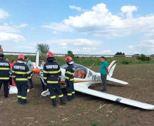 Un avion de mici dimensiuni a aterizat forţat pe un câmp din judeţul Iaşi, Foto: ISU Iași